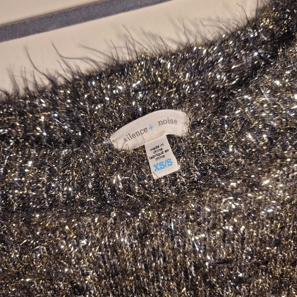 Black and Gold Sweater - Picture 4 of 4